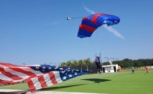 Paracaidista aterriza en inauguración pistas de padel