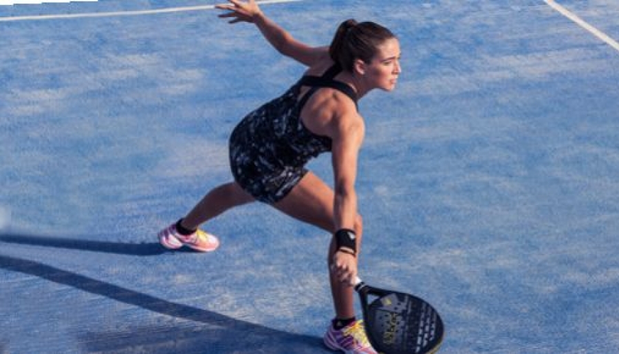 How do you improve your backhand in padel?