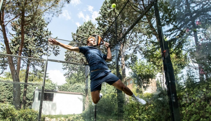 Alex Ruiz, a superhero flies in Madrid