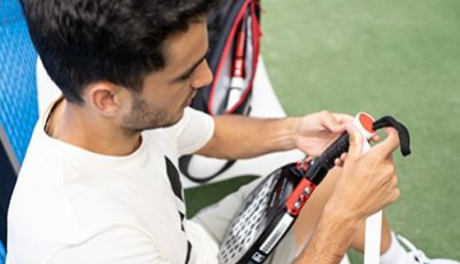 How to place the overgrip on a padel racket